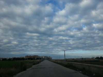 Foto panoramica scattata dalla strada parallela al corso del canalone di San Girolamo:il quartiere in lontananza, il canalone infondo a destra