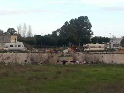 Una foto dell'accampamento rom del canalone scattata pi� da vicino: rifiuti a vista