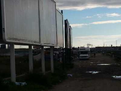 Alcune roulotte nell'accampamento rom del canalone