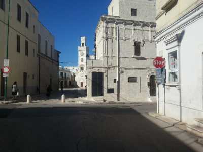 L'incrocio al centro del paese e, in lontananza, il campanile 