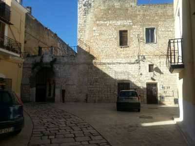 Il castello che padroneggia nel centro storico