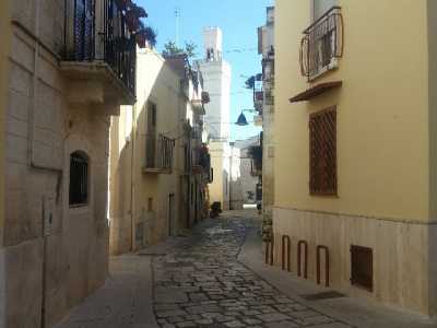 Un vico del centro srorico e, in lontananza, il campanile