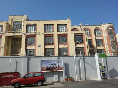 Un edificio malmesso: la caserma dell'areonautica vista da via Oberdan