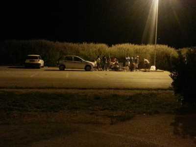 Una grande tavolata nel parcheggio di Pane e Pomodoro