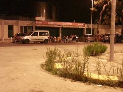 Alcune tavolate nello spiazzale della Fiera del Levante
