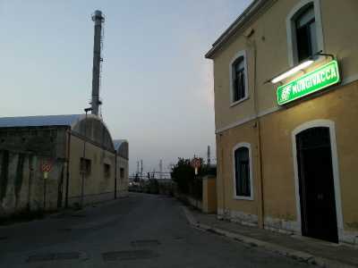 La stazione di Mungivacca. Sullo sfondo le fabbriche abbandonate
