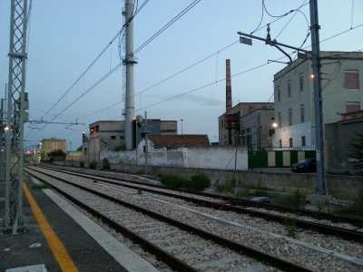 L'agglomerato di edifici abbandonati visto dalla stazione