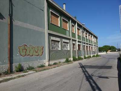 L'edificio verde attraverso il quale si entra nel complesso industriale abbandonato