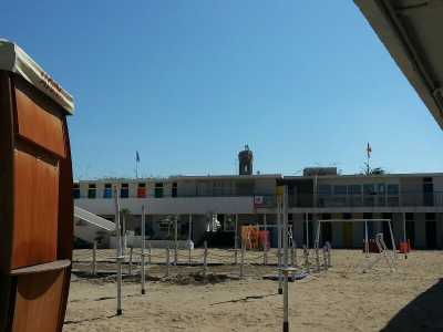 La spiaggia del lido, in lontananza il campanile della chiesetta