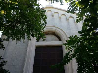 La decorazione gotica e la crocetta in pietra che sormontano l'ingresso