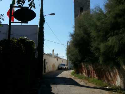 La strada che costeggia la chiesa 
