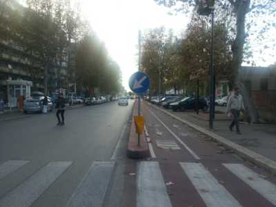 Un'altra panoramica sulla pista ciclabile di Corso Mazzini. Al centro, segnaletica appena riparato ma che presenta ancora la base gialla danneggiata