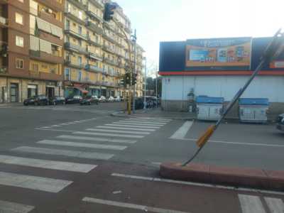 Un palo adibito a segnaletica della pista ciclabile piegato su se stesso. Siamo all'incrocio fra Corso Mazzini e Via Brigata Regina