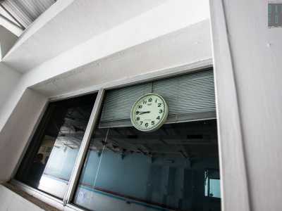 La presenza di un orologio non funzionante appeso alla finestra d� la sensazione che in questi ambienti il tempo si sia fermato