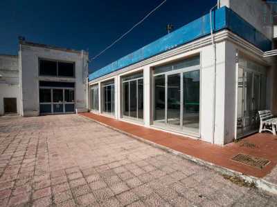 ...conduce all'edificio, che si staglia con le sue caratteristiche ed ampie vetrate