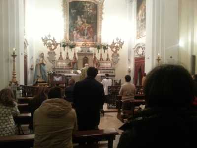 L'interno della chiesa con il prete sempre di spalle ai fedeli