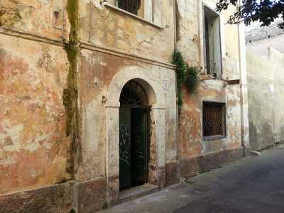 Primo piano del portoncino in legno. Siamo al civico n.2 di via Caprera