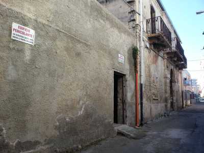 Il cartello che recita: Edificio pericolante! Chiunque oltrepassi questo limite rischia la propria incolumit�