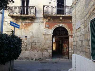 Il portone dell'ex ospedaletto