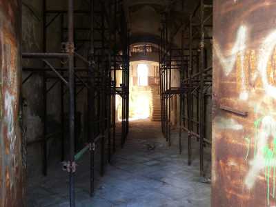 Una foto panoramica della struttura scattata dal portone