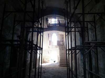 Un'altra foto panoramica di quello che rimane dell'ospedaletto. Evidente � il contrasto cromatico tra l'impalcatura in ferro scuro e la scala in tufo bianca illuminata dal sole