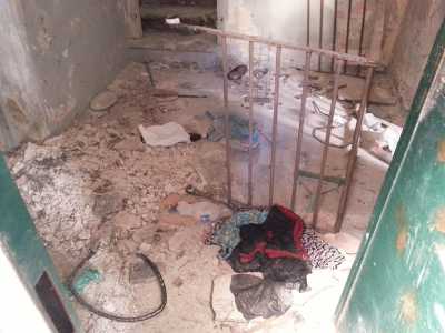 Una stanza dell'edificio che probabilmente ospitava degli uffici. Detriti e immondizia sul pavimento lasciati l� dagli zingari