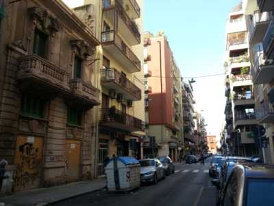 Via Marchese di Montrone, 65: il palazzo dove un tempo lavoravano le lucciole � abbandonato e sottoposto a sequestro giudiziario.