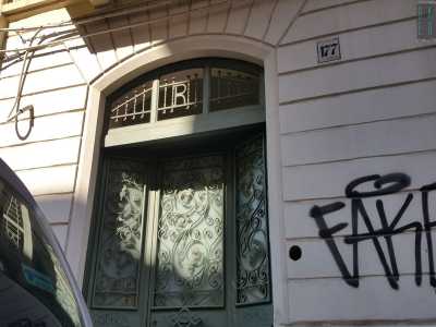 Il suo portone � situtato al civico 177 e risulta facilmente riconoscibile grazie a una "erre" in stampatello di metallo posta quasi alla sommit�