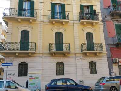 Si tratta di una struttura bianca e gialla di inizio del 900 (tra le poche restaurate nel rione Libert�), dall�aspetto nobile ed elegante