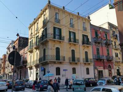 Finestre "che si aprono da sole", odori nauseabondi che si sprigionano dagli scantinati, proprietari introvabili. Sono solo alcuni dei misteri che aleggiano su un antico palazzo abbandonato che sorge in via Pietro Ravanas, ad angolo con via Principe Amedeo
