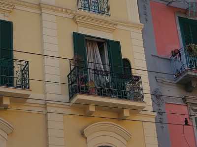Una delle finestre rimaste ininterrottamente spalancate dal momento della dipartita del proprietario del palazzo