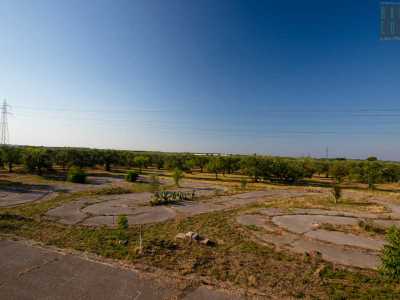 ...mentre sul terreno � ben delineato il circuito con le sue curve sinuose...