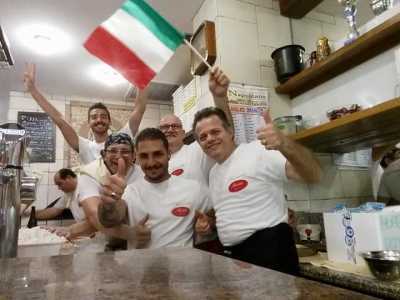 Salutiamo Mimmo Lurusso per andare a visitare il locale di uno dei suo tanti allievi: la pizzeria Botta di via Carulli, nel quartiere Madonnella. Fu infatti rilevata nel 1979 da Vitangelo Botta, che proprio alla Continental aveva fatto, da giovane, una gavetta di quattro anni