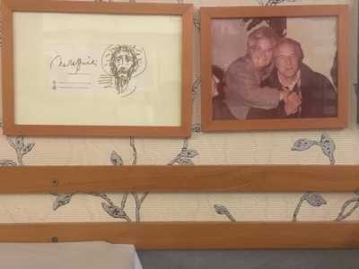 �C'� anche un disegno firmato da Zeffirelli - fa notare il proprietario -. Una sera fu nostro ospite e tracci� su un tovagliolo il volto di Ges� stilizzato�