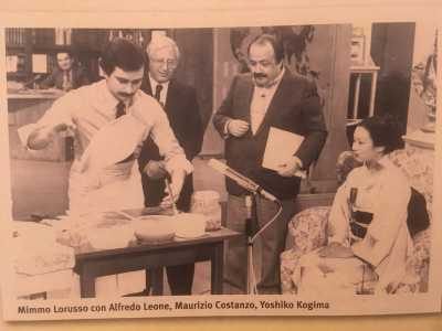 Quella di Lorusso � stata una costante ascesa, come testimoniano le foto che adornano il suo locale: immagini che lo ritraggono in gare di cucina e persino durante un'esibizione televisiva accanto a Maurizio Costanzo