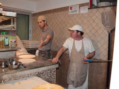 Ci dirigiamo verso la pizzeria "Zio Peppe", in via Umberto Giordano, nel tratto di lungomare compreso tra la Fiera del Levante e il "nostalgico" Lido San Francesco