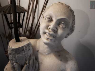 �All�ingresso vi erano anche due �mori�, simbolo dell�impero coloniale italiano � aggiunge Gianfranco -: ognuno teneva in mano una rappresentazione di fascio littorio. Una di esse � sopravvissuta: la conservo nel giardino della mia abitazione di Acquaviva�