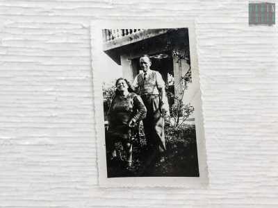 L�uomo ci mostra un�altra immagine datata 26 aprile 1943 dove ad essere immortalati sono i suoi genitori, davanti alla �giostra�. La donna � incinta: � in attesa proprio di Gianfranco che sarebbe nato di l� a poco, dopo due mesi esatti