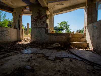 Il piano inferiore � aperto: vi accediamo per ritrovarci all�interno di un ambiente devastato, le cui pareti sono ricoperte da scritte di varia natura