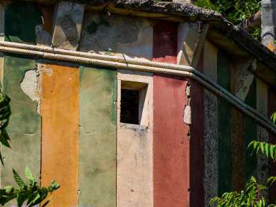 ...e dipinta con colori che vanno dal rosso al giallo, passando per il bianco e il verde