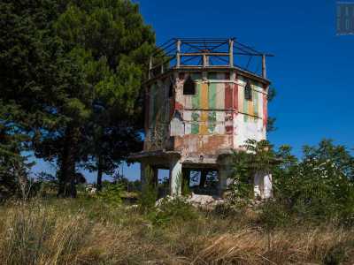 Le superiamo, per ritrovarci davanti alla nostra �giostra�, detta anche  �casa di Biancaneve". Parliamo di una costruzione a pianta ottagonale sorretta da otto pilastri, alta circa 15 metri...