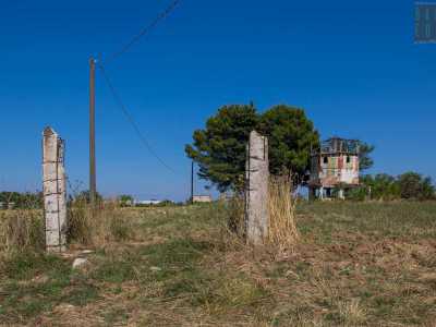 ...che ci conduce ai resti di due colonne in pietra che un tempo racchiudevano un cancello