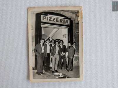 ...negozi segnalati da una generica insegna con su scritto solo "pizzeria"