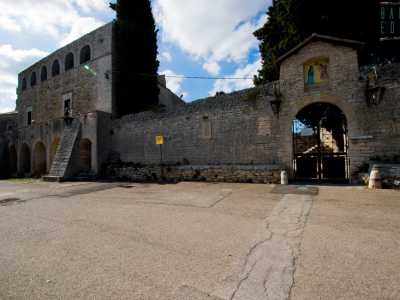 Dal lato destro della costruzione si dirama un prolungamento murario...