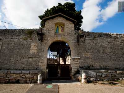 ...in cui si apre l'entrata: un cancello introdotto da un quadro a sfondo giallo che ritrae l'Annunciazione della Madonna