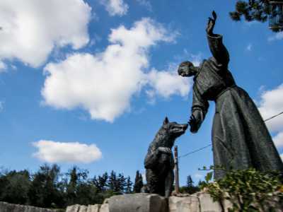A poca distanza si erge un altro tributo a San Francesco. � una statua che lo ritrae mentre "doma" il lupo di Gubbio, l'animale che secondo la leggenda terrorizzava il paese umbro