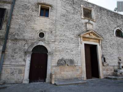 La seconda porta ad alloggi ubicati ai piani superiori...