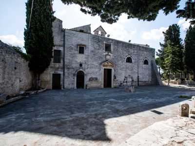  In fondo c'� invece la costruzione principale, contraddistinta da tre porte