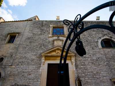...mentre la terza � quella che permette di accedere alla chiesa