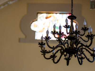 ...dalle cui volte pende un lampadario risalente al 500